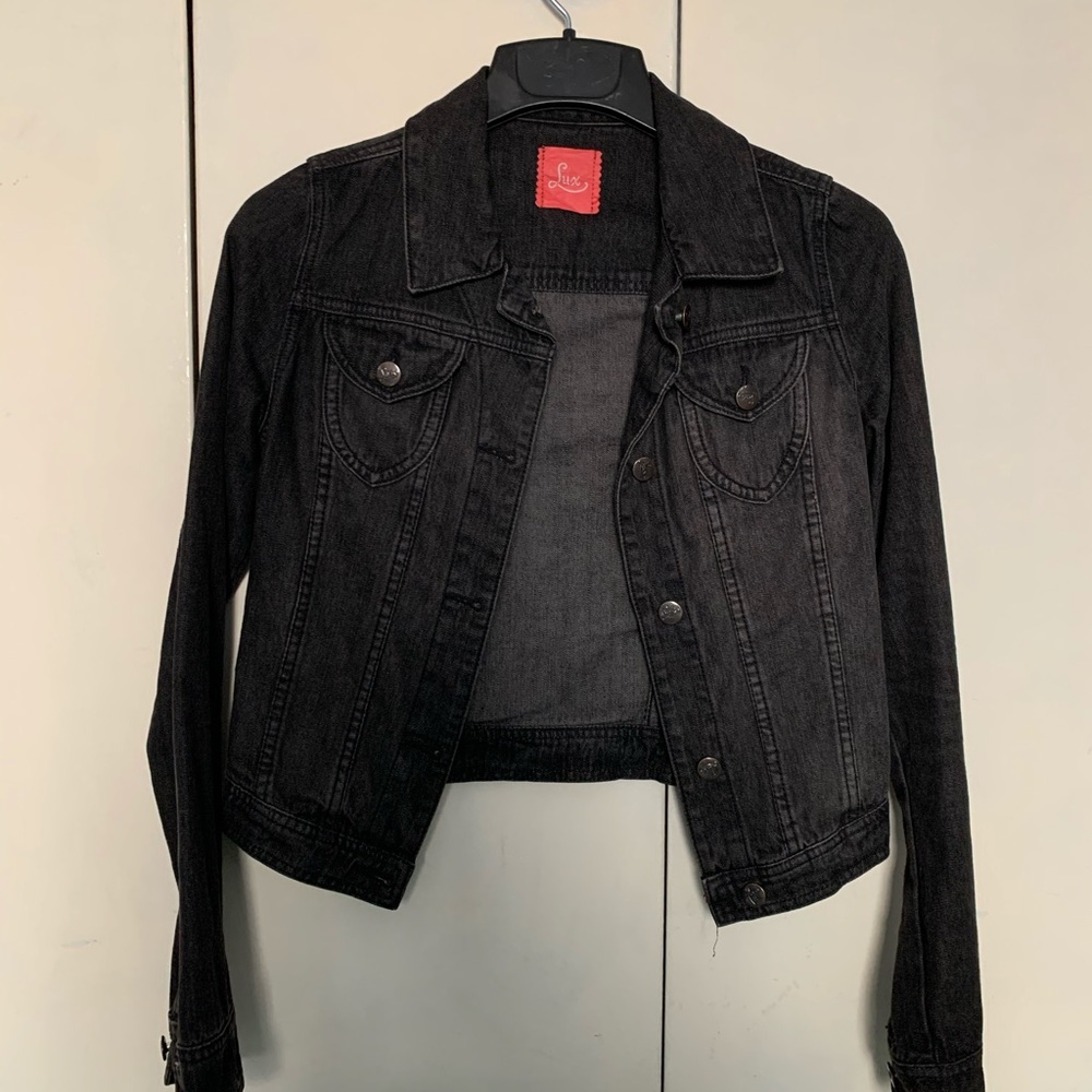 Black fitted jean denim jacket